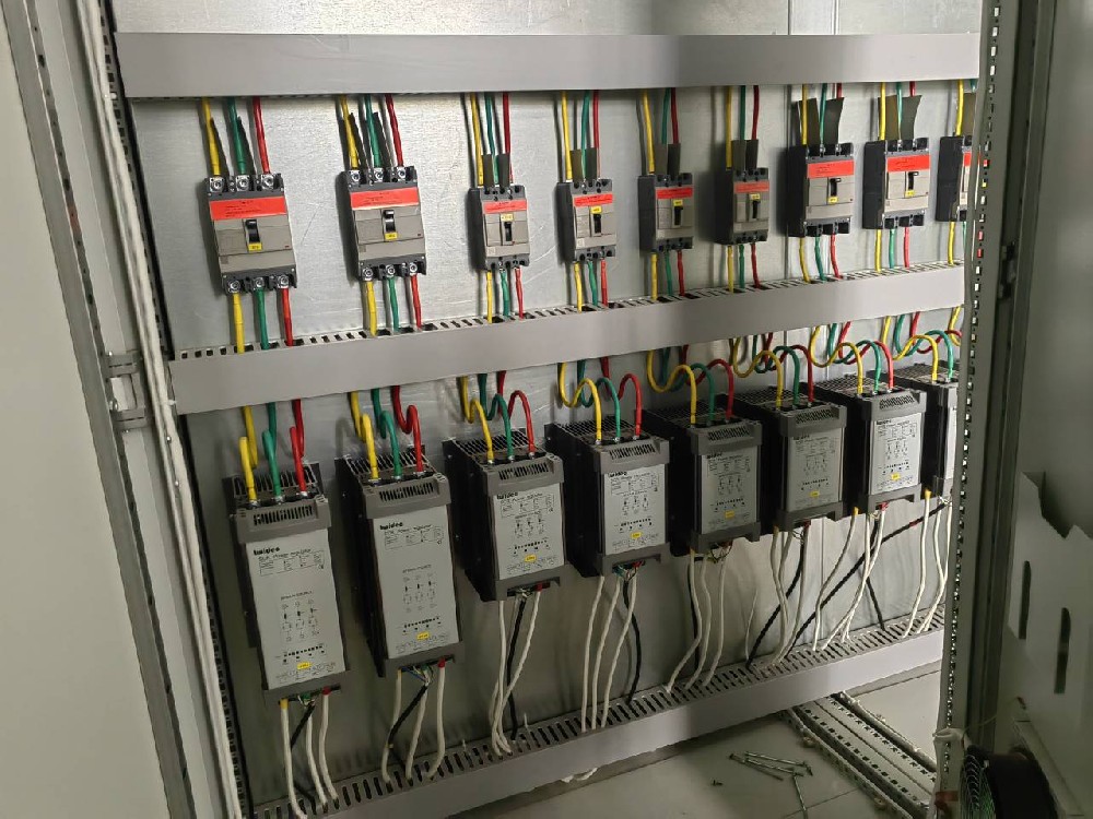 互换电力调整器和直流电力调整器的工作道理有哪些关键区别？