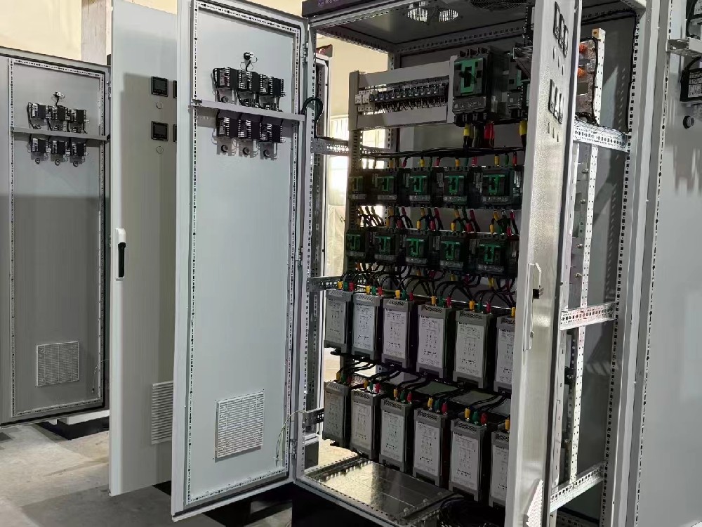 手动电力调整器和自动电力调整器在操作上有何分歧？