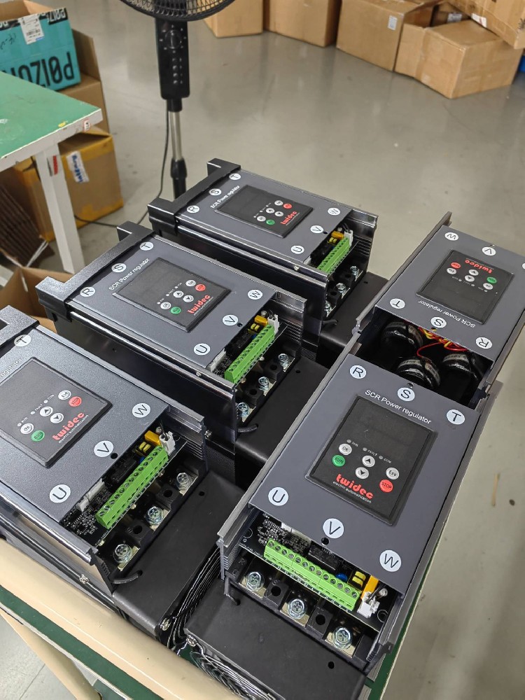 若何凭据负载功率确定电力调整器所需的额定电流？