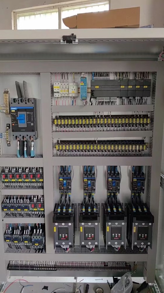 对于高精度的设备（如精密仪器、医疗设备）供电，电力调整器能否满足其对电压和频率不变性的要求？