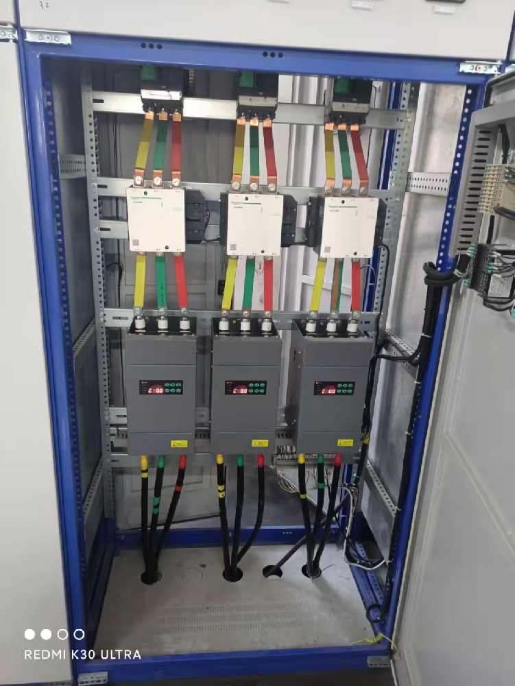 从投资回报率的角度看，使用电力调整器能为工厂带来哪些经济效益（如节能、提高产品质量等）？