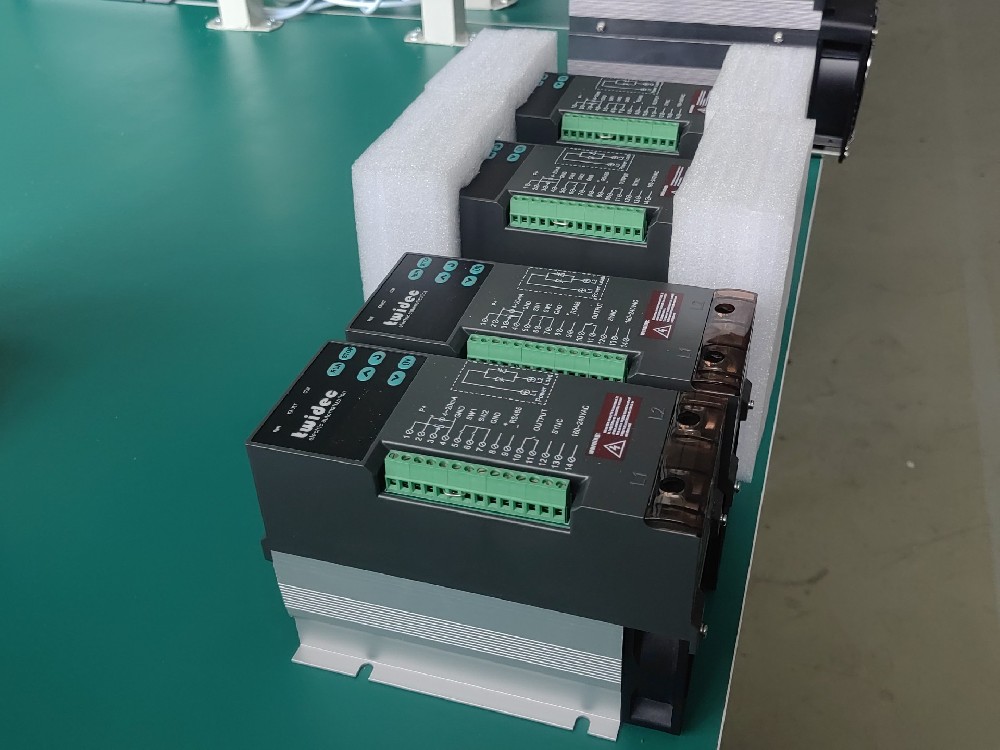 若何通过电力调整器优化电镀工艺中的电源不变性？