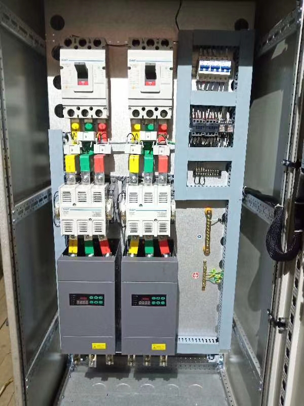 若何通过电力调整器实现对电机软启动和软终场的精确节造？