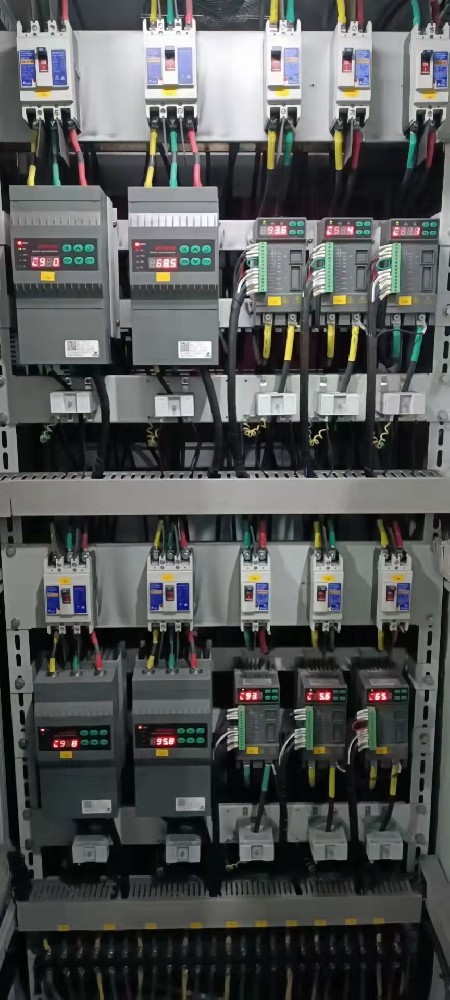 电力调整器在微电网系统中，若何协调分歧能源发电单元的电力输出？