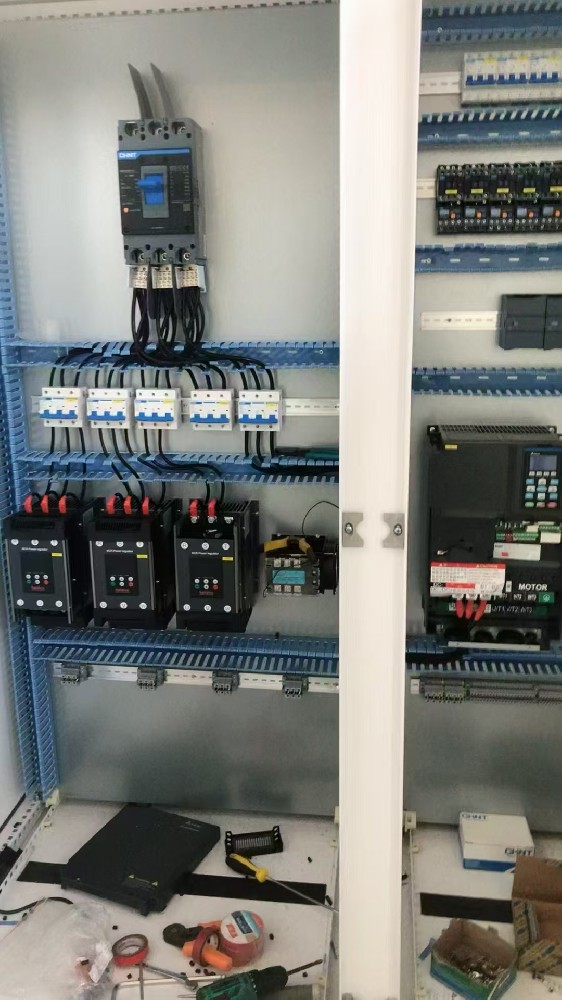 若何通过电力调整器实现对散布式能源资源的聚合与有效利用？