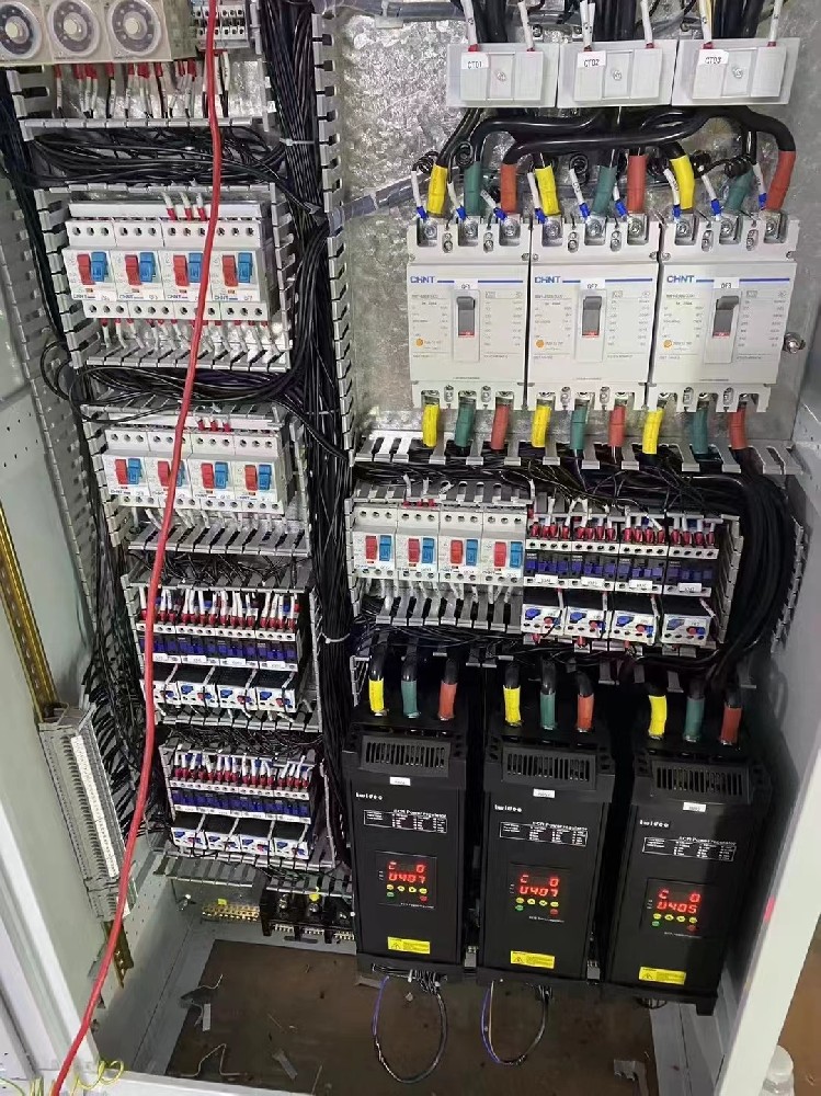 电力调整器运行一段功夫后，显示的电流值与现实丈量值误差较大，是什么原因导致丈量禁绝，该若何校准？