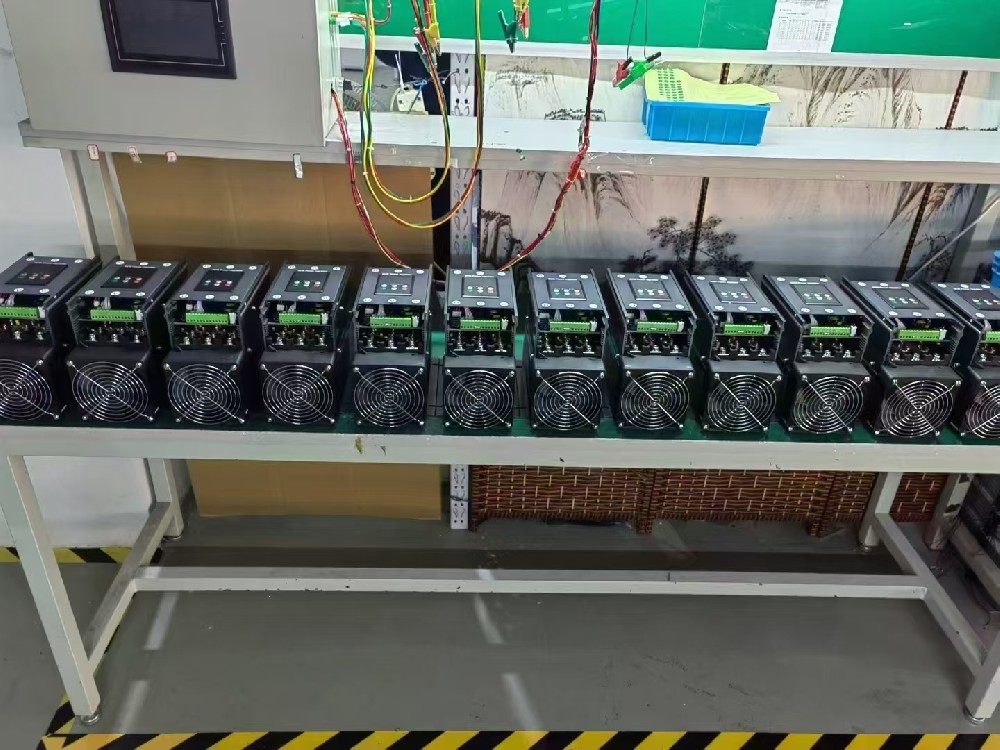 衔接电力调整器的线缆老化，在不更换线缆的情况下，能否采取一时措施持续安全使用电力调整器？