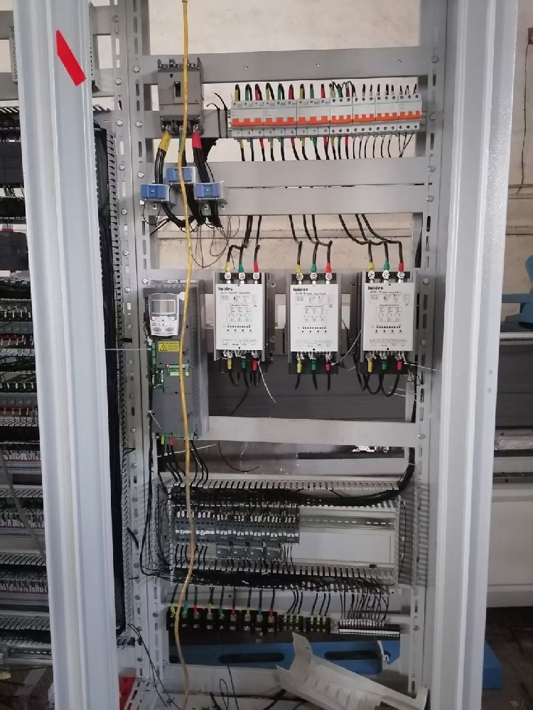 夏季高温高湿环境下，电力调整器运行不不变，时时出现死机景象，该若何应对？