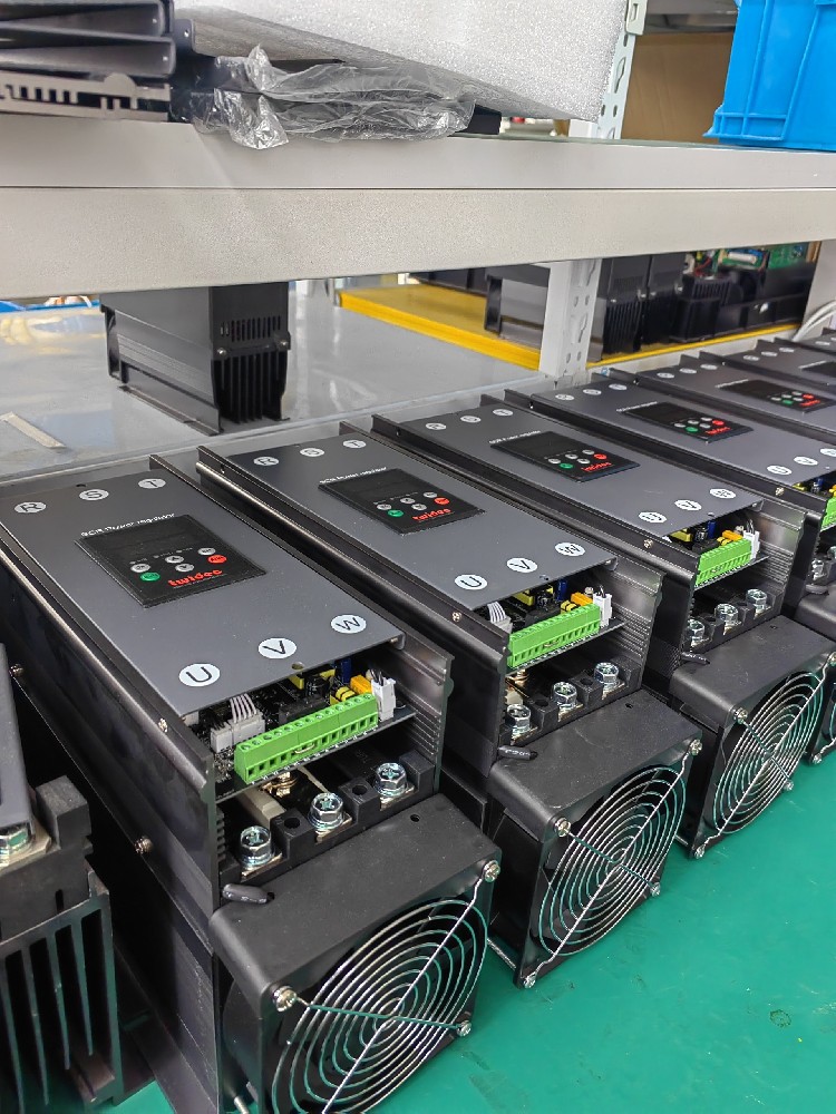 给电力调整器建设的保险丝频仍熔断，怎么判断是设备过载还是保险丝规格不合？